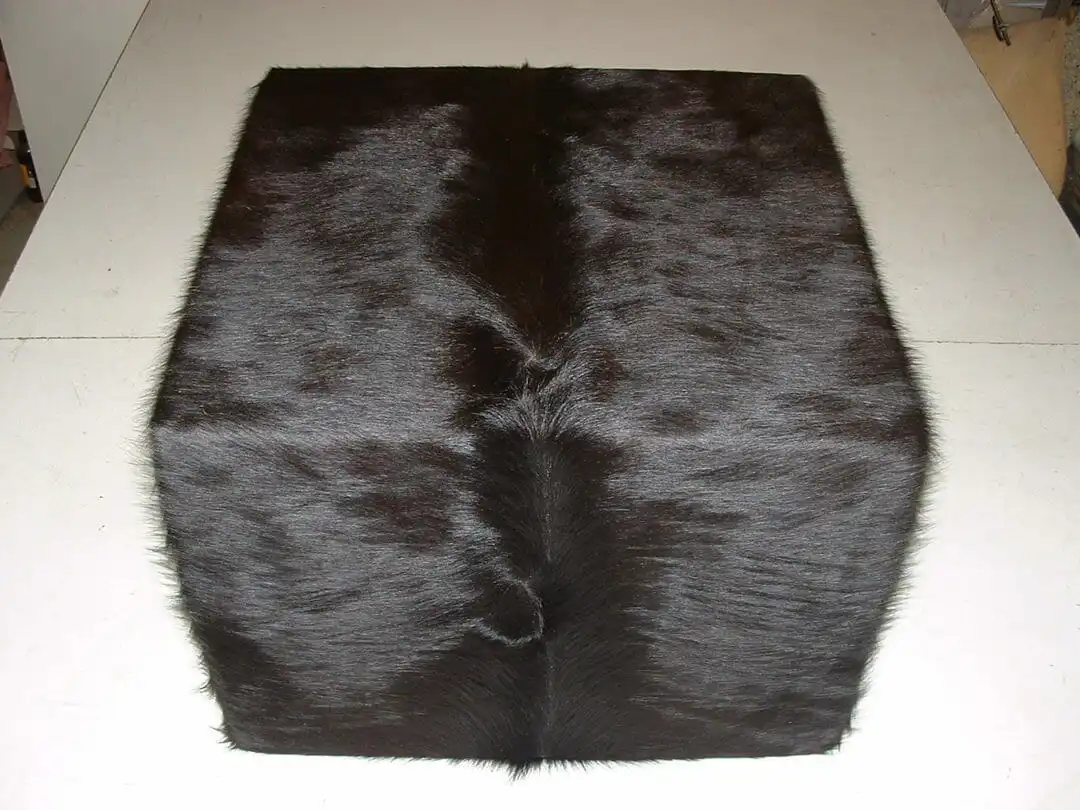 Realisation de mobilier pouf sur mesure en peau de vache