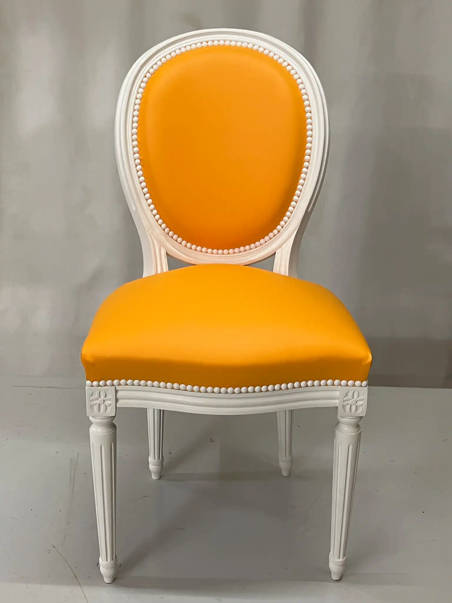 Chaises oranges Louis XVI à médaillon