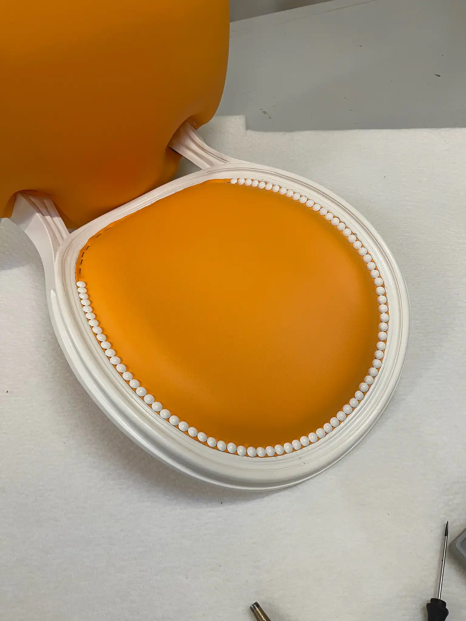 Mise en place des clous de décoration